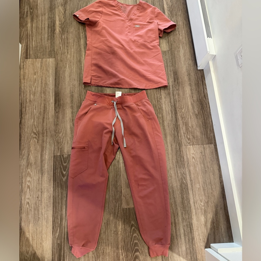 Figs mauve scrub set